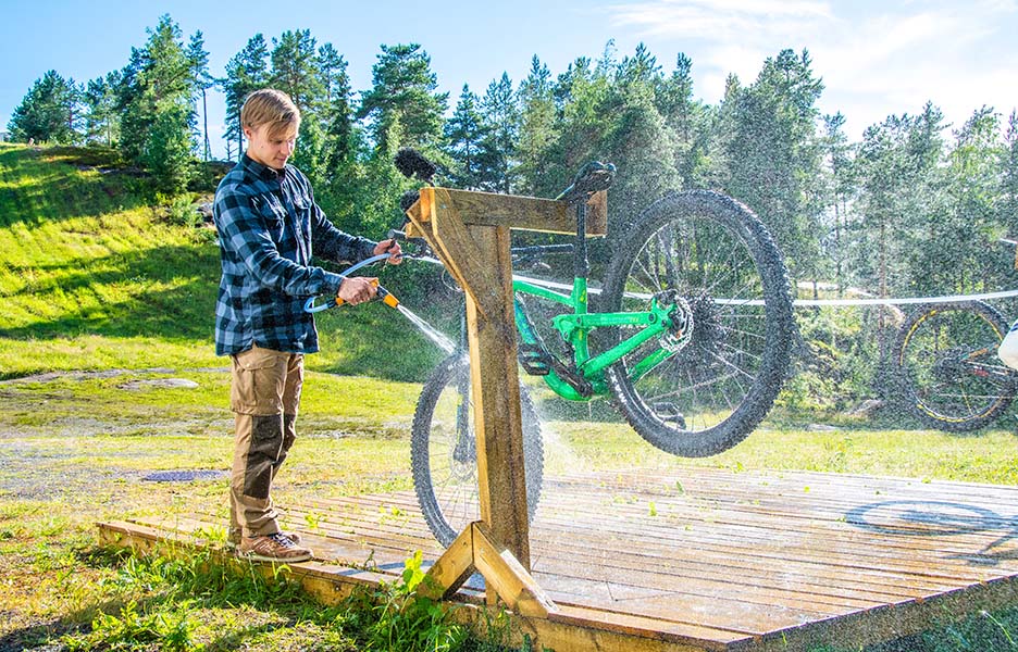 Useimmissa bike parkeissa on pesupisteet. Meri-Teijo Bike Parkin Jani Salminen kertoo, kuinka saat pestyä pyörän nopeasti ja tehokkaasti.