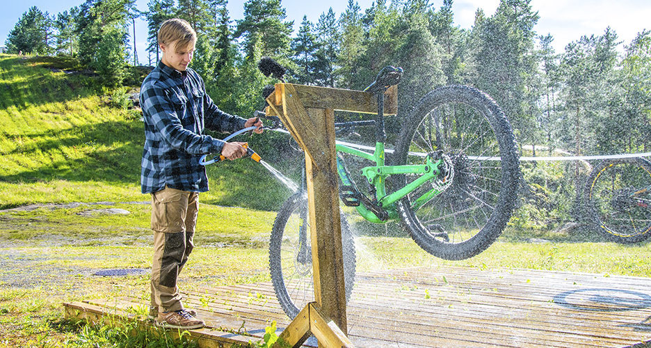 Useimmissa bike parkeissa on pesupisteet. Meri-Teijo Bike Parkin Jani Salminen kertoo, kuinka saat pestyä pyörän nopeasti ja tehokkaasti.