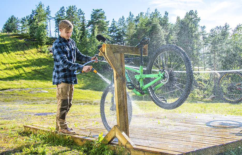 Useimmissa bike parkeissa on pesupisteet. Meri-Teijo Bike Parkin Jani Salminen kertoo, kuinka saat pestyä pyörän nopeasti ja tehokkaasti.