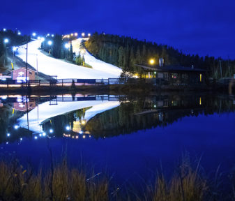 Laskettelukausi 2020–2021 avataan säilölumella Rukalla, Levillä, Ounasvaaralla, Suomulla ja Laajiksessa. Kuvassa Rukan rinteet lokakuussa 2019, kun lumivarastot on juuri levitetty Saaruan rinteisiin.