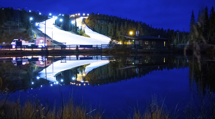 Laskettelukausi 2020–2021 avataan säilölumella Rukalla, Levillä, Ounasvaaralla, Suomulla ja Laajiksessa. Kuvassa Rukan rinteet lokakuussa 2019, kun lumivarastot on juuri levitetty Saaruan rinteisiin.