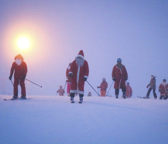 Joulupukkeja näkyvissä! 25.12.2020 Saariselällä järjestetään Santa Ski Day.
