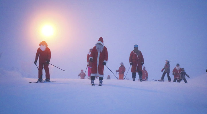 Joulupukkeja näkyvissä! 25.12.2020 Saariselällä järjestetään Santa Ski Day.