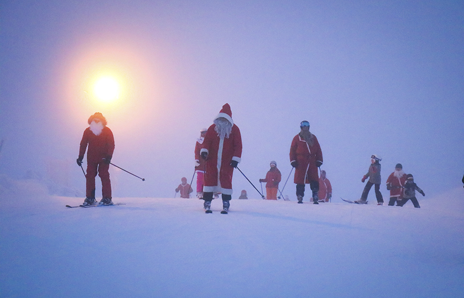 Joulupukkeja näkyvissä! 25.12.2020 Saariselällä järjestetään Santa Ski Day.