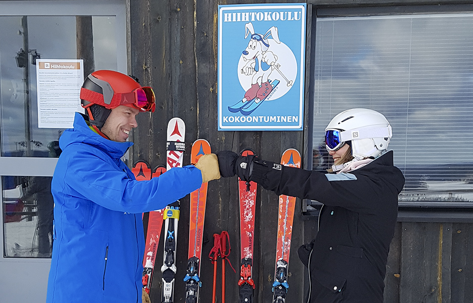 Kommentin kirjoittaja Siiri Naukkarinen hiihdonopettaja Antti Aartolahden kanssa Riihivuoressa.