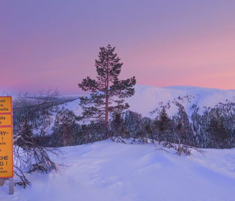 Luonnonvaraisilla tuntureilla kulkee vapaalaskijoiden lisäksi muitakin ulkoilijoita. Kaikille ei lumivyöryvaara ole tuttu asia. Ylläksellä ski patrol muistuttaa kulkijoita vaarasta kaikkein suosituimmalla retkipaikalla.