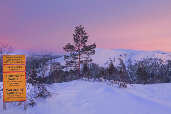 Luonnonvaraisilla tuntureilla kulkee vapaalaskijoiden lisäksi muitakin ulkoilijoita. Kaikille ei lumivyöryvaara ole tuttu asia. Ylläksellä ski patrol muistuttaa kulkijoita vaarasta kaikkein suosituimmalla retkipaikalla.