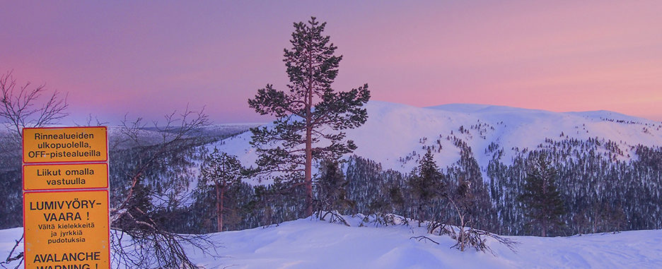 Luonnonvaraisilla tuntureilla kulkee vapaalaskijoiden lisäksi muitakin ulkoilijoita. Kaikille ei lumivyöryvaara ole tuttu asia. Ylläksellä ski patrol muistuttaa kulkijoita vaarasta kaikkein suosituimmalla retkipaikalla.