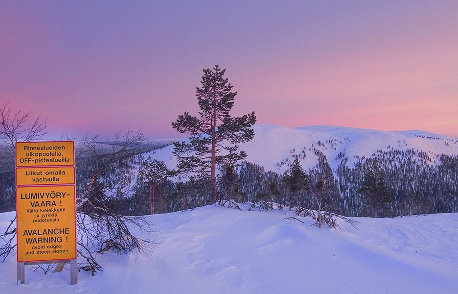 Luonnonvaraisilla tuntureilla kulkee vapaalaskijoiden lisäksi muitakin ulkoilijoita. Kaikille ei lumivyöryvaara ole tuttu asia. Ylläksellä ski patrol muistuttaa kulkijoita vaarasta kaikkein suosituimmalla retkipaikalla.