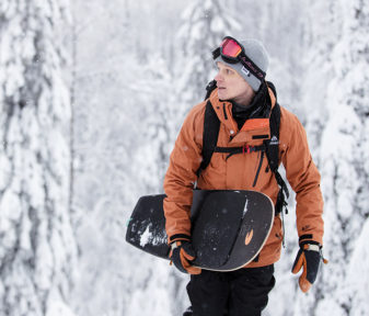 Protect Our Winters Finlandin puheenjohtaja Miikka Hast on myös pitkän linjan lumilautailija. Kuva: Harri Tarvainen