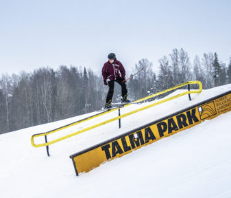 Talman uudistunut parkki on maineikkaan Schneesternin käsialaa. Uutukaista koelaskemassa Talman hiihtokoulun johtaja Aleksi Vesimäki.