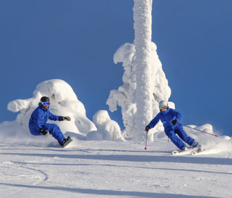 Lisää taitoa, intoa ja energiaa saat vaihtamalla välillä välineitä. Kuvassa Levin hiihtokoulun Kim Wikberg ja Minna Nevalainen näyttävät mallia.