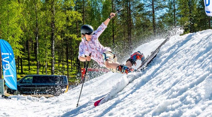 Kesähiihdosta pääsee nauttimaan myös Suomessa. Tunturien kätköjen lisäksi lumille pääsee esimerkiksi Levin juhannuksena.