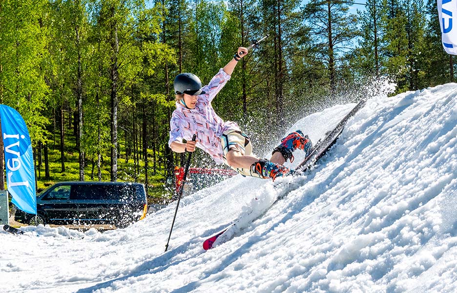 Kesähiihdosta pääsee nauttimaan myös Suomessa. Tunturien kätköjen lisäksi lumille pääsee esimerkiksi Levin juhannuksena.