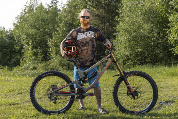 ”Pitkälle pärjää maalaisjärjellä”, videolla bike park -sääntöjä esittelevä Riku Mertala muistuttaa. ”Ennen kaikkea katsokaa minne ajatte tai pysähdytte!”