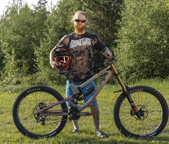 ”Pitkälle pärjää maalaisjärjellä”, videolla bike park -sääntöjä esittelevä Riku Mertala muistuttaa. ”Ennen kaikkea katsokaa minne ajatte tai pysähdytte!”