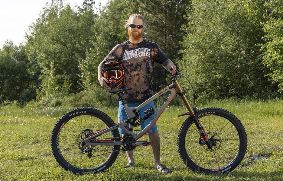 ”Pitkälle pärjää maalaisjärjellä”, videolla bike park -sääntöjä esittelevä Riku Mertala muistuttaa. ”Ennen kaikkea katsokaa minne ajatte tai pysähdytte!”