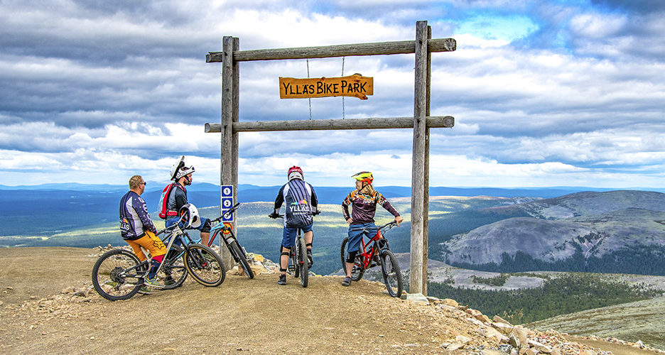 Ylläs bike parkin huipulta on upeat maisemat. Laskettavaa gondolin yläasemalta on parhaimmillaan lähes neljä kilometriä.