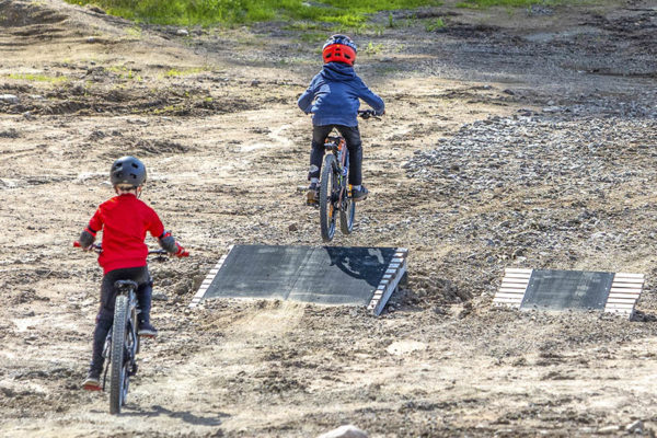 Mielakka LBP, eli Lasten Bike Park, sopii mainiosti junioreiden lisäksi myös hissipyöräilyn opetteluun. Mattohissin ja helppojen reittien lisäksi alueella voi harjoitella hyppyjä tai vaikka wall ride -ajoa.
