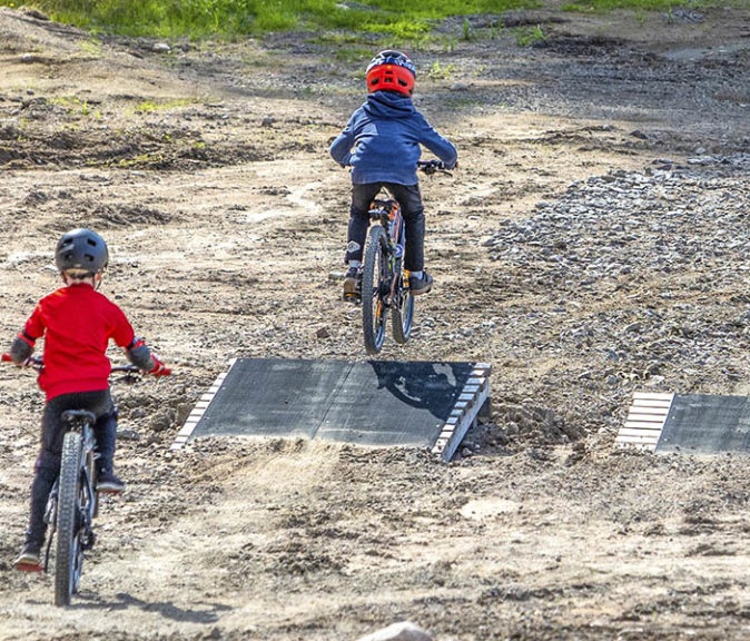 Mielakka LBP, eli Lasten Bike Park, sopii mainiosti junioreiden lisäksi myös hissipyöräilyn opetteluun. Mattohissin ja helppojen reittien lisäksi alueella voi harjoitella hyppyjä tai vaikka wall ride -ajoa.