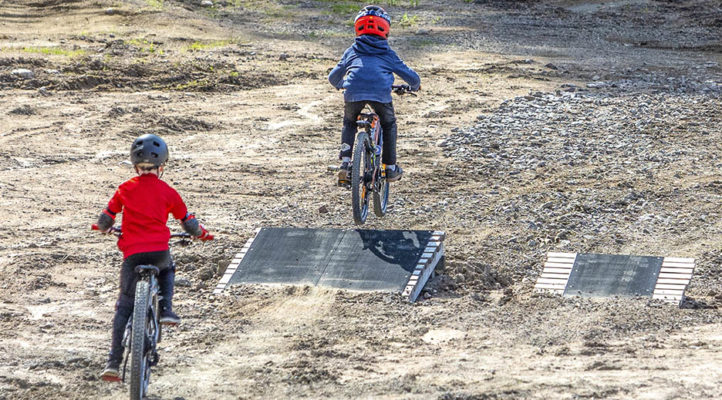 Mielakka LBP, eli Lasten Bike Park, sopii mainiosti junioreiden lisäksi myös hissipyöräilyn opetteluun. Mattohissin ja helppojen reittien lisäksi alueella voi harjoitella hyppyjä tai vaikka wall ride -ajoa.
