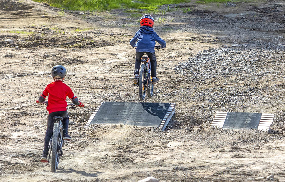 Mielakka LBP, eli Lasten Bike Park, sopii mainiosti junioreiden lisäksi myös hissipyöräilyn opetteluun. Mattohissin ja helppojen reittien lisäksi alueella voi harjoitella hyppyjä tai vaikka wall ride -ajoa.