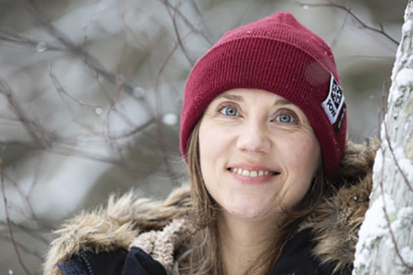 Lumen jäljillä -kirjan tekijä Heidi Kalmari on hiihdonopettaja, toimittaja ja tietokirjailija. Hän on myös aktiivisesti mukana Protect Our Winters -liikkeessä.