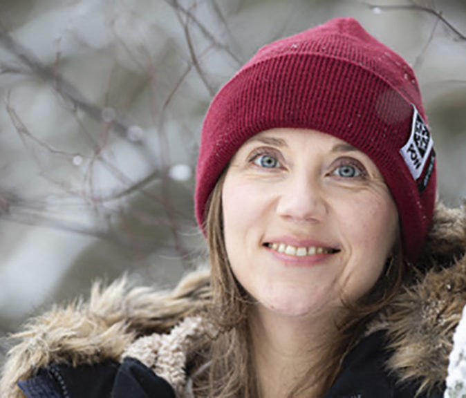 Lumen jäljillä -kirjan tekijä Heidi Kalmari on hiihdonopettaja, toimittaja ja tietokirjailija. Hän on myös aktiivisesti mukana Protect Our Winters -liikkeessä.