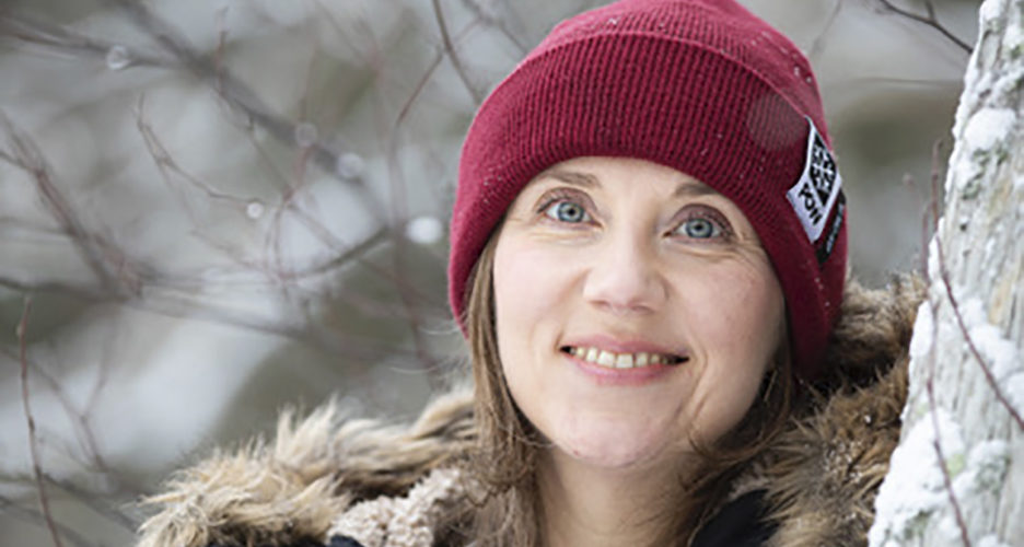 Lumen jäljillä -kirjan tekijä Heidi Kalmari on hiihdonopettaja, toimittaja ja tietokirjailija. Hän on myös aktiivisesti mukana Protect Our Winters -liikkeessä.