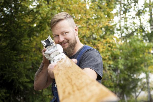 Suksiseppä Jani Ahvenainen valmistaa ystävineen suomalaisia laskettelusuksia. Pusu, eli Puuppolan Suksi, on kaunis sivakka.