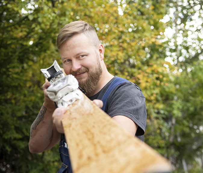 Suksiseppä Jani Ahvenainen valmistaa ystävineen suomalaisia laskettelusuksia. Pusu, eli Puuppolan Suksi, on kaunis sivakka.