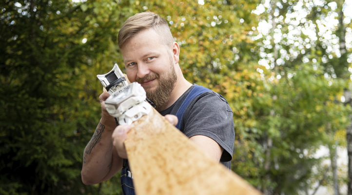 Suksiseppä Jani Ahvenainen valmistaa ystävineen suomalaisia laskettelusuksia. Pusu, eli Puuppolan Suksi, on kaunis sivakka.