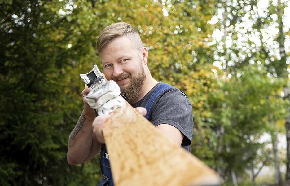 Suksiseppä Jani Ahvenainen valmistaa ystävineen suomalaisia laskettelusuksia. Pusu, eli Puuppolan Suksi, on kaunis sivakka.