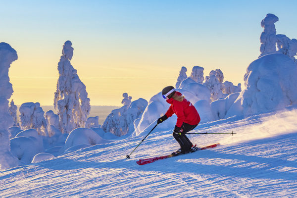 Kahden tunturin Saariselkä on Suomen pohjoisin laskettelukeskus.