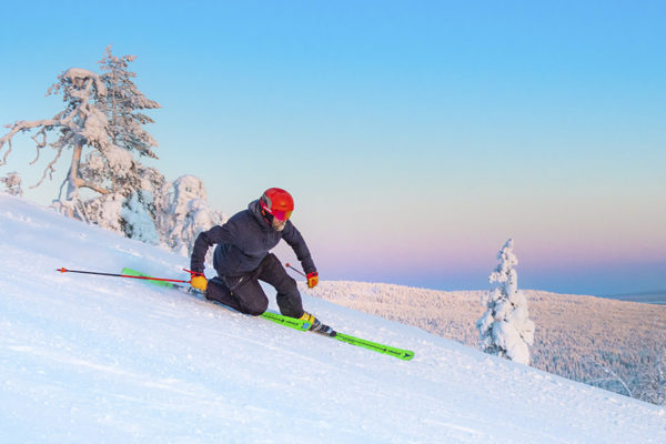 Telemark-käännös, kauneinta tuntureilla? Pyhän hiihtokoulun opettaja ja telemark-maajoukkueen ex-laskija Niki Juurinen näyttää esimerkkiä.