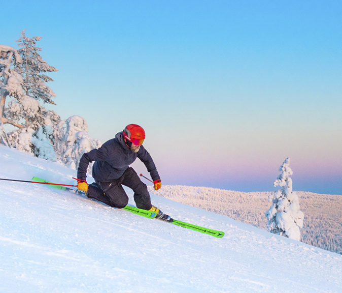 Telemark-käännös, kauneinta tuntureilla? Pyhän hiihtokoulun opettaja ja telemark-maajoukkueen ex-laskija Niki Juurinen näyttää esimerkkiä.