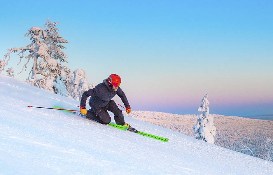 Telemark-käännös, kauneinta tuntureilla? Pyhän hiihtokoulun opettaja ja telemark-maajoukkueen ex-laskija Niki Juurinen näyttää esimerkkiä.