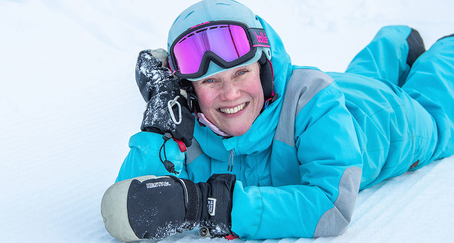 Himoksen hiihdonopettaja Teija Uurinmäki kannustaa keskustelemaan hiihdonopettajan kanssa, milloin lapsi kannattaa viedä hiihtokouluun.