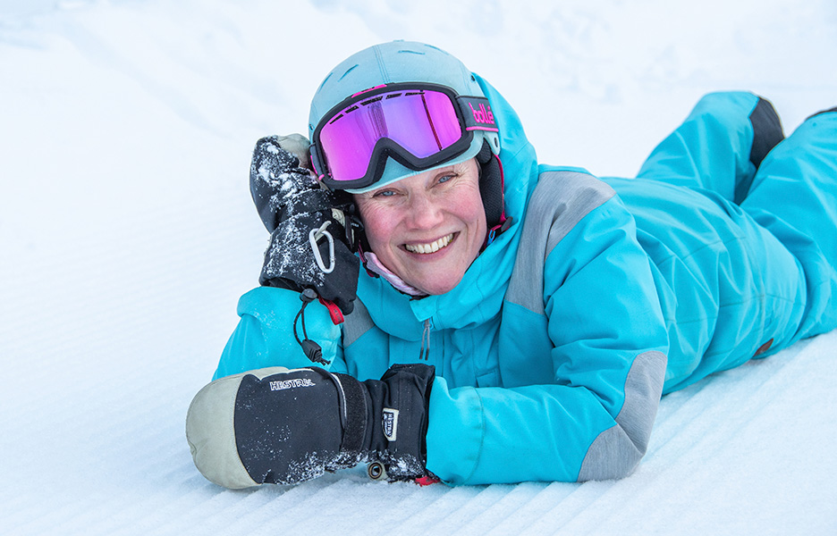 Himoksen hiihdonopettaja Teija Uurinmäki kannustaa keskustelemaan hiihdonopettajan kanssa, milloin lapsi kannattaa viedä hiihtokouluun.