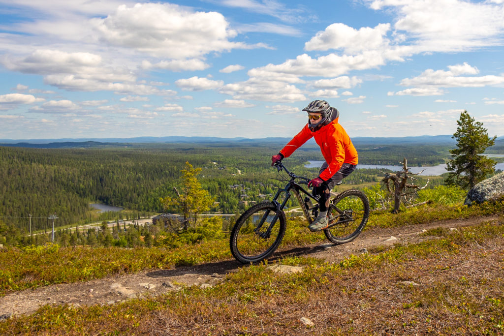 Enduro-pyörällä ajaa bike park -reittien lisäksi myös maastopoluilla. Kuvan pyörä on Ghost SL AMR 6.7.