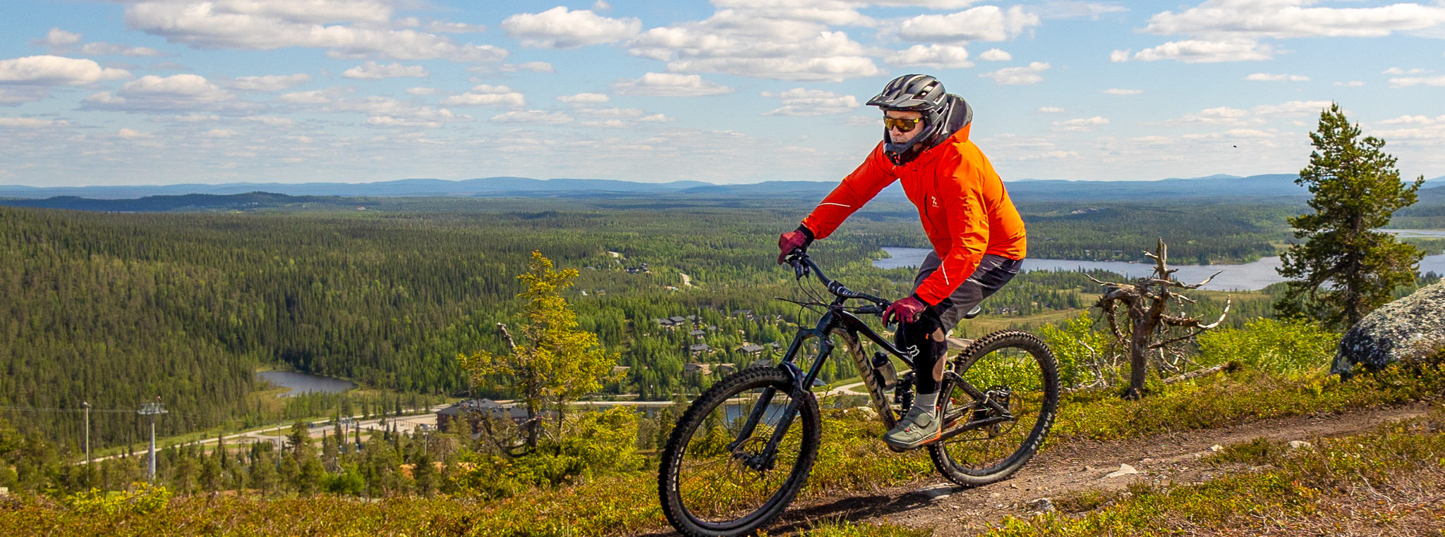 Enduro-pyörällä ajaa bike park -reittien lisäksi myös maastopoluilla. Kuvan pyörä on Ghost SL AMR 6.7.