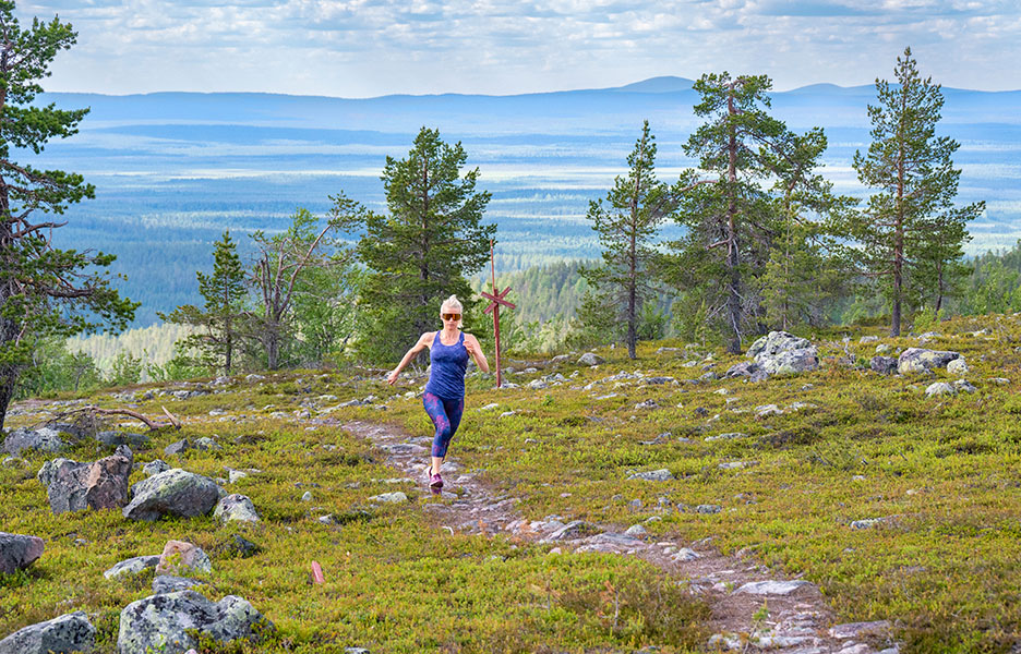 Polkujuoksu kehittää kuntoa ja vahvistaa kehon lihaksia monipuolisesti. Lisäksi luonnon helmassa juokseminen rauhoittaa mieltä.