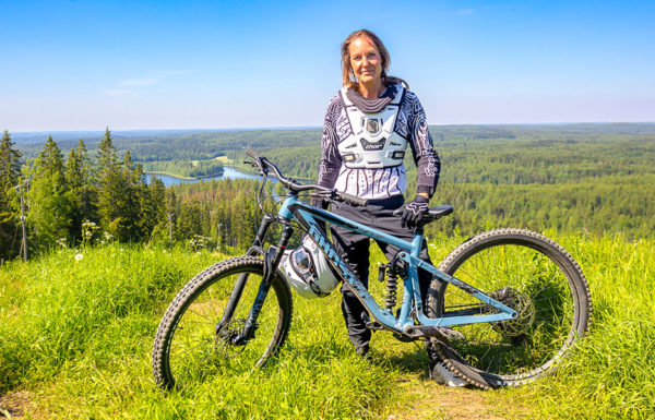 Johanna Nordblad pitää pyöräilyä hyvänä vastapainona vapaasukellukselle.