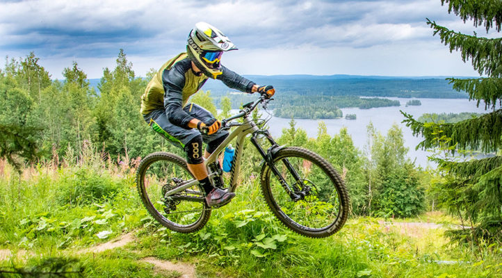 Tahko Bike Park tarjoilee korkeutta, pituutta, maisemaa – ja hauskoja helppoja reittejä. Tämäkin nokka on helppo rullata yli renkaat turvallisesti maan pinnassa.