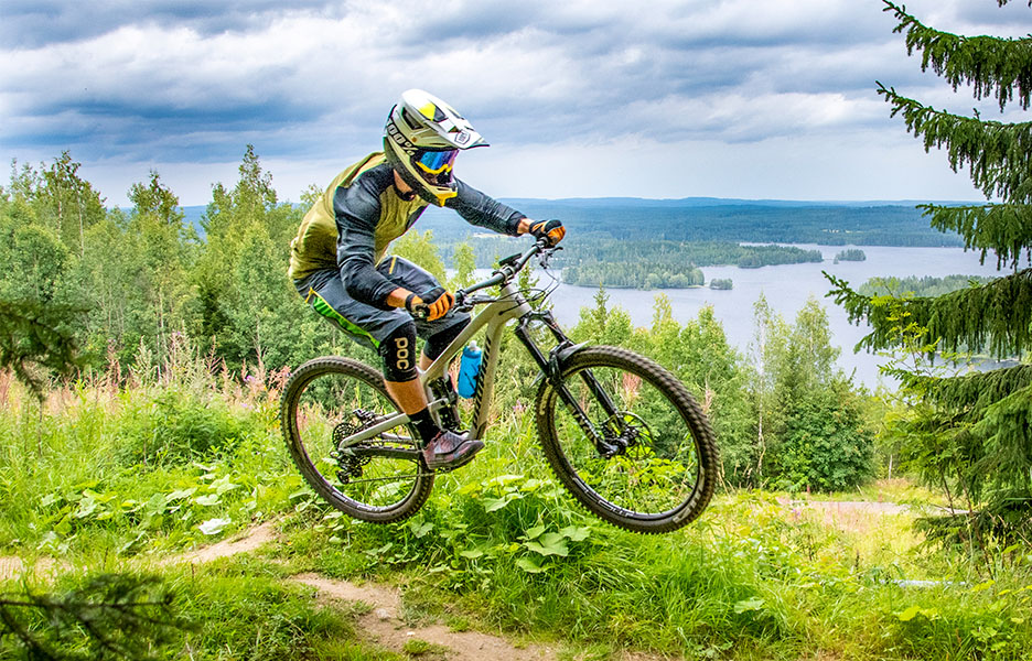 Tahko Bike Park tarjoilee korkeutta, pituutta, maisemaa – ja hauskoja helppoja reittejä. Tämäkin nokka on helppo rullata yli renkaat turvallisesti maan pinnassa.