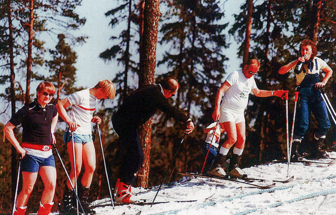 Vapun viettoa Peuramaalla vuonna 1984. Kuva: Peuramaan hiihtokoulun arkisto.
