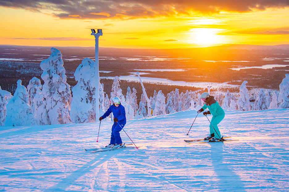 Vääränlaiset välineet vievät ilon laskettelusta. Hiihdonopettaja Teija Uurinmäki kertoo, miksi serkun kaiman vanhoilla pujotteluvälineillä ei välttämättä kannata aloittaa hienoa harrastusta.