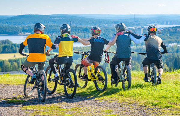 Bike park -päivä on mainio hetki tutustua laskettelun ja lumilautailun kesäiseen serkkuun, eli alamäkipyöräilyyn. Juhlapäivänä useassa keskuksessa on tarjouksia lipuista, varusteista ja opastuksesta.