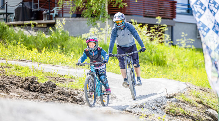 Alamäkipyöräily sopii koko perheen harrastukseksi. Useat bike parkit ovat tehneet kesälle 2023 entistäkin helpompia ja hauskempia reittejä. Tässä ajetaan Ellivuoren reittejä. Kuva: Mikko Joona