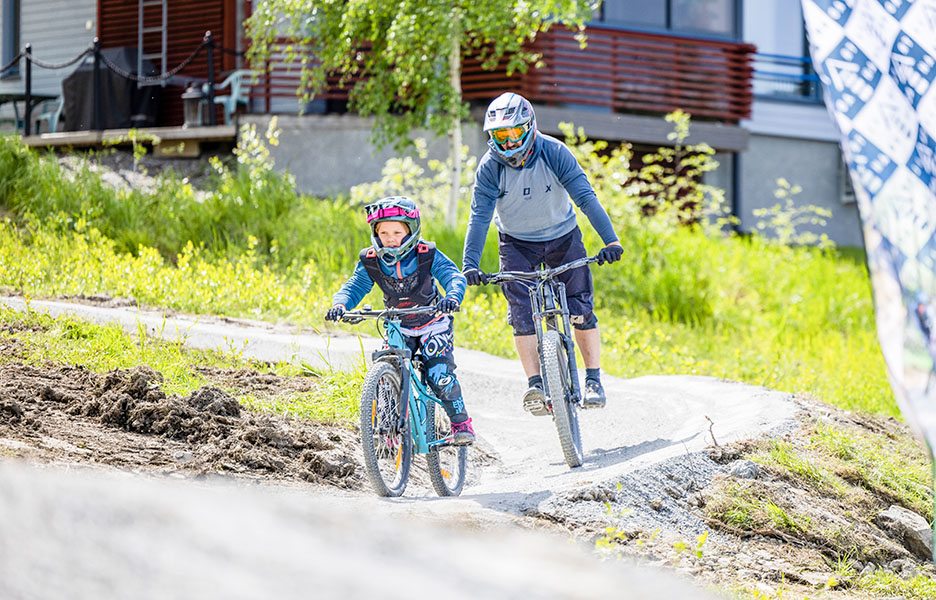 Alamäkipyöräily sopii koko perheen harrastukseksi. Useat bike parkit ovat tehneet kesälle 2023 entistäkin helpompia ja hauskempia reittejä. Tässä ajetaan Ellivuoren reittejä. Kuva: Mikko Joona